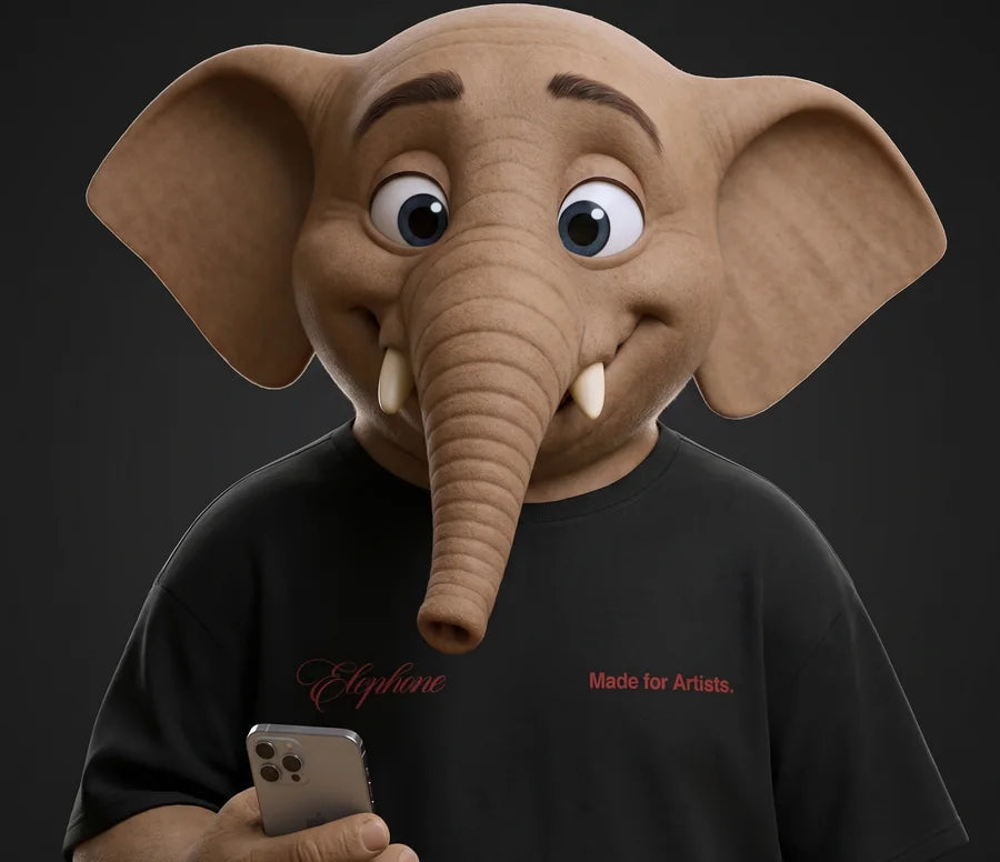 El elefante de Elephone con la polera del equipo, Made for Artists, y un iPhone en la mano