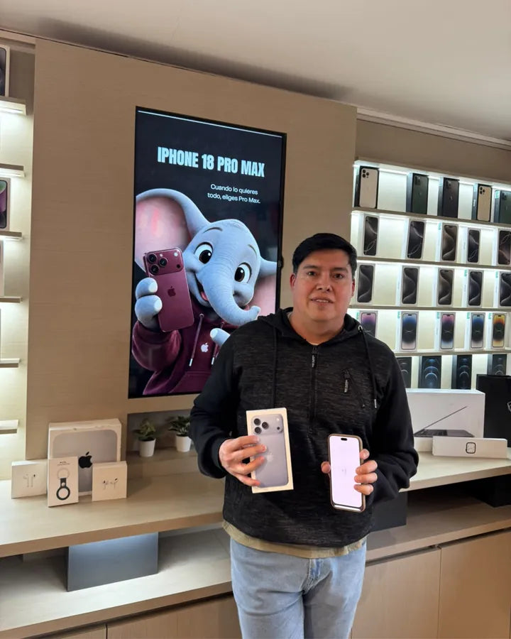 Cliente con su iPhone nuevo y la caja frente a la pantalla del iPhone 18 Pro Max