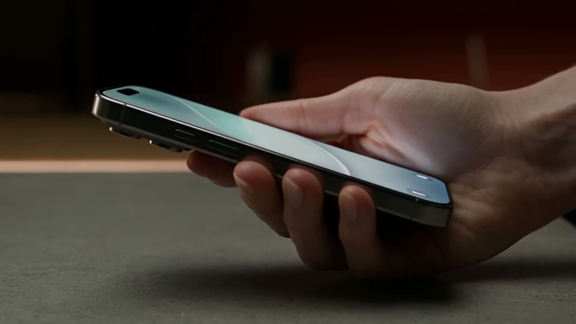 Un iPhone encendido en la mano